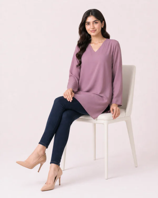 elrare mauve v neck tunic seated